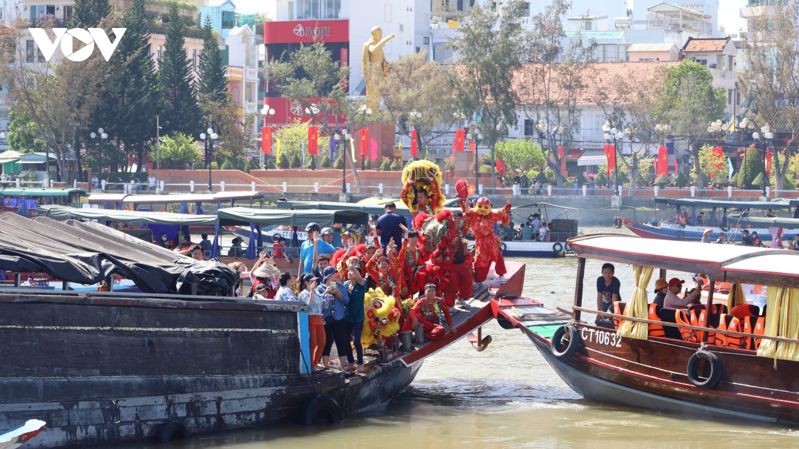 Cần Thơ nhộn nhịp lễ hội Tống phong – cầu an đầu năm mới