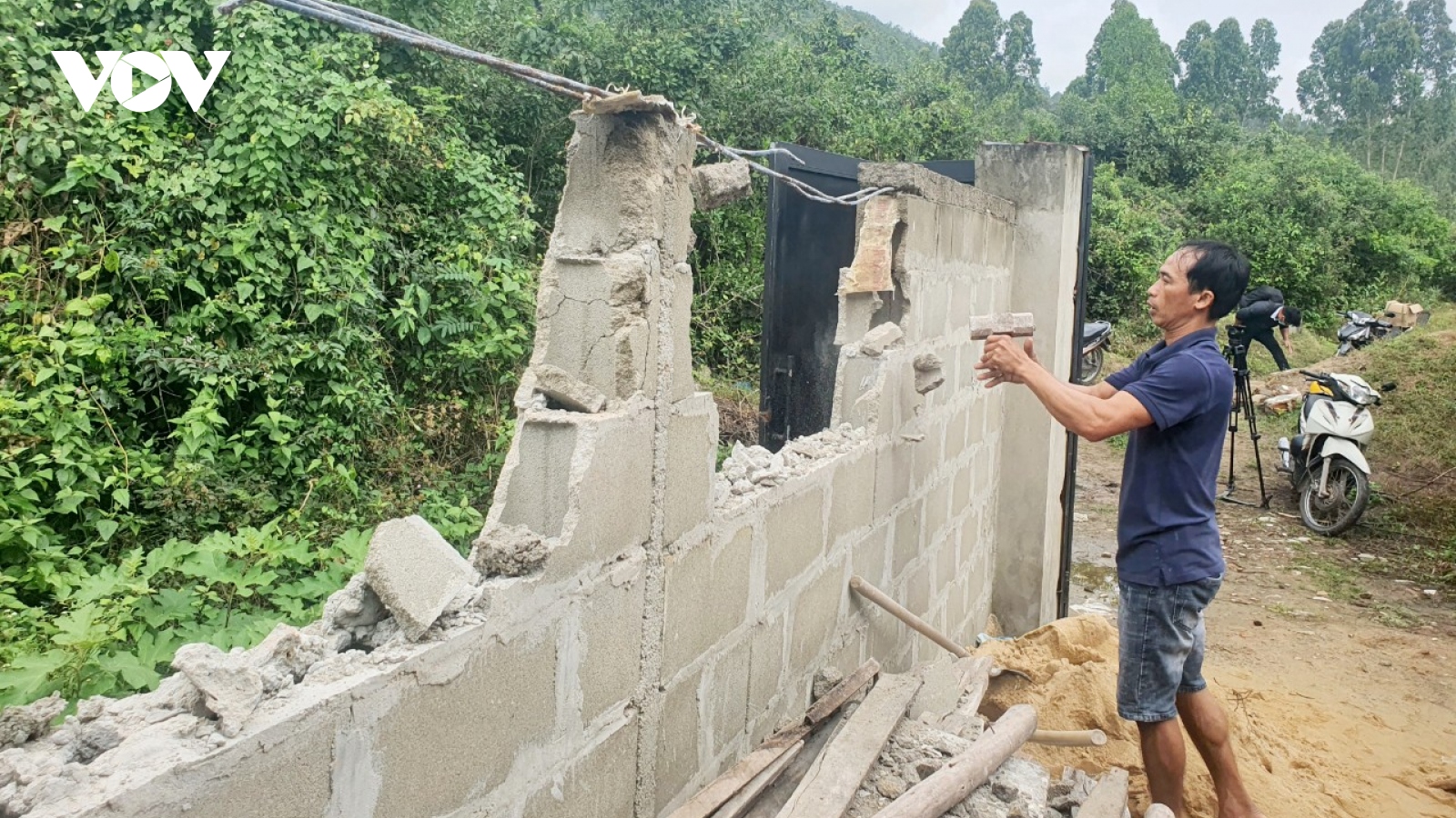 Bình Định tháo dỡ 3 công trình xây dựng trái phép ở thung lũng Quy Hòa