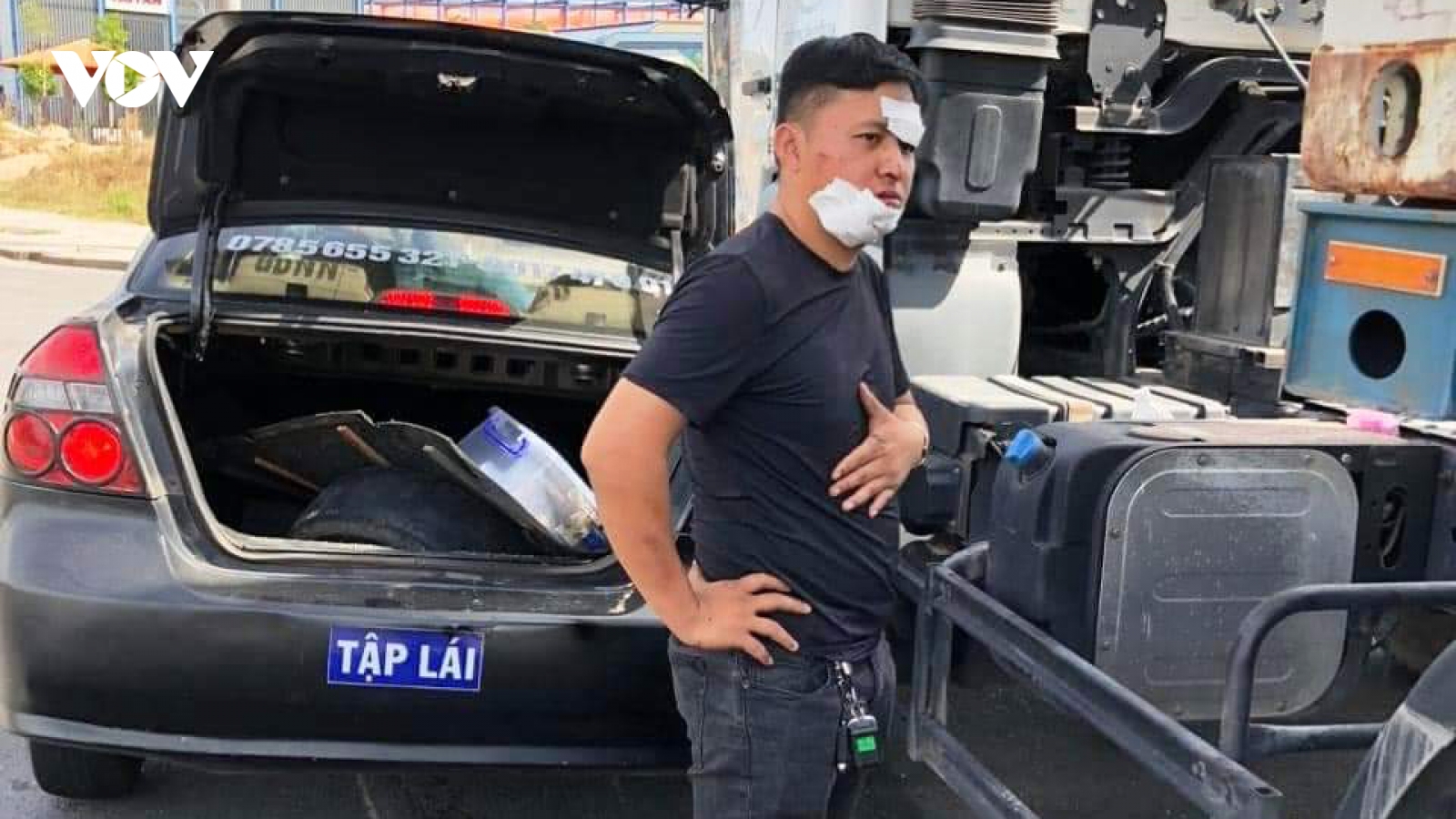 Va chạm với xe đầu kéo, thầy và học viên xe tập lái thoát chết trong gang tấc