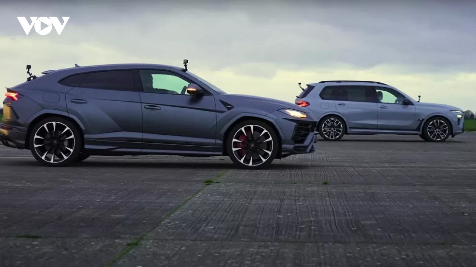 Video BMW X7 M60i và Lamborghini Urus so tài tốc độ