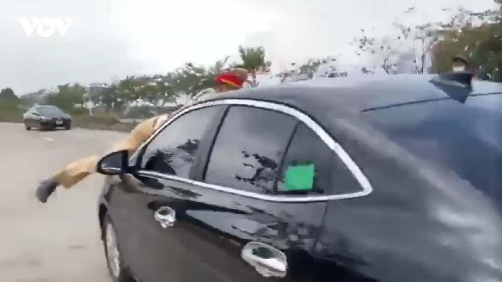 Trốn kiểm tra nồng độ cồn, tài xế lao đi khi CSGT đang nằm trên nắp capo