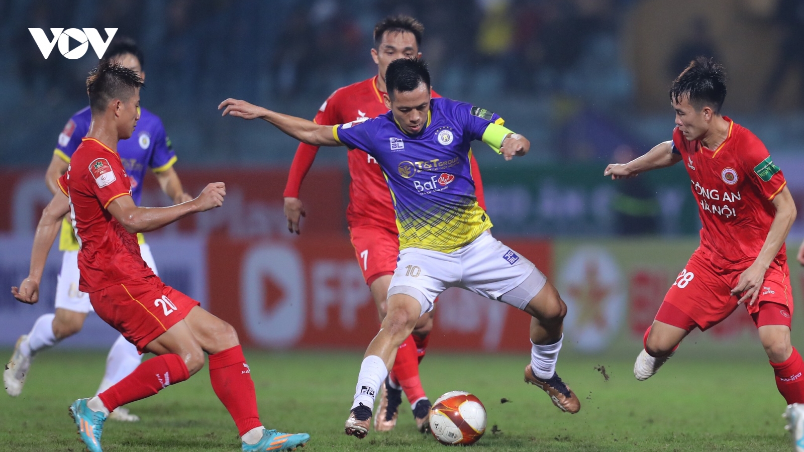 Văn Quyết rực sáng, ĐKVĐ Hà Nội FC thắng thuyết phục ứng viên vô địch Công an Hà Nội