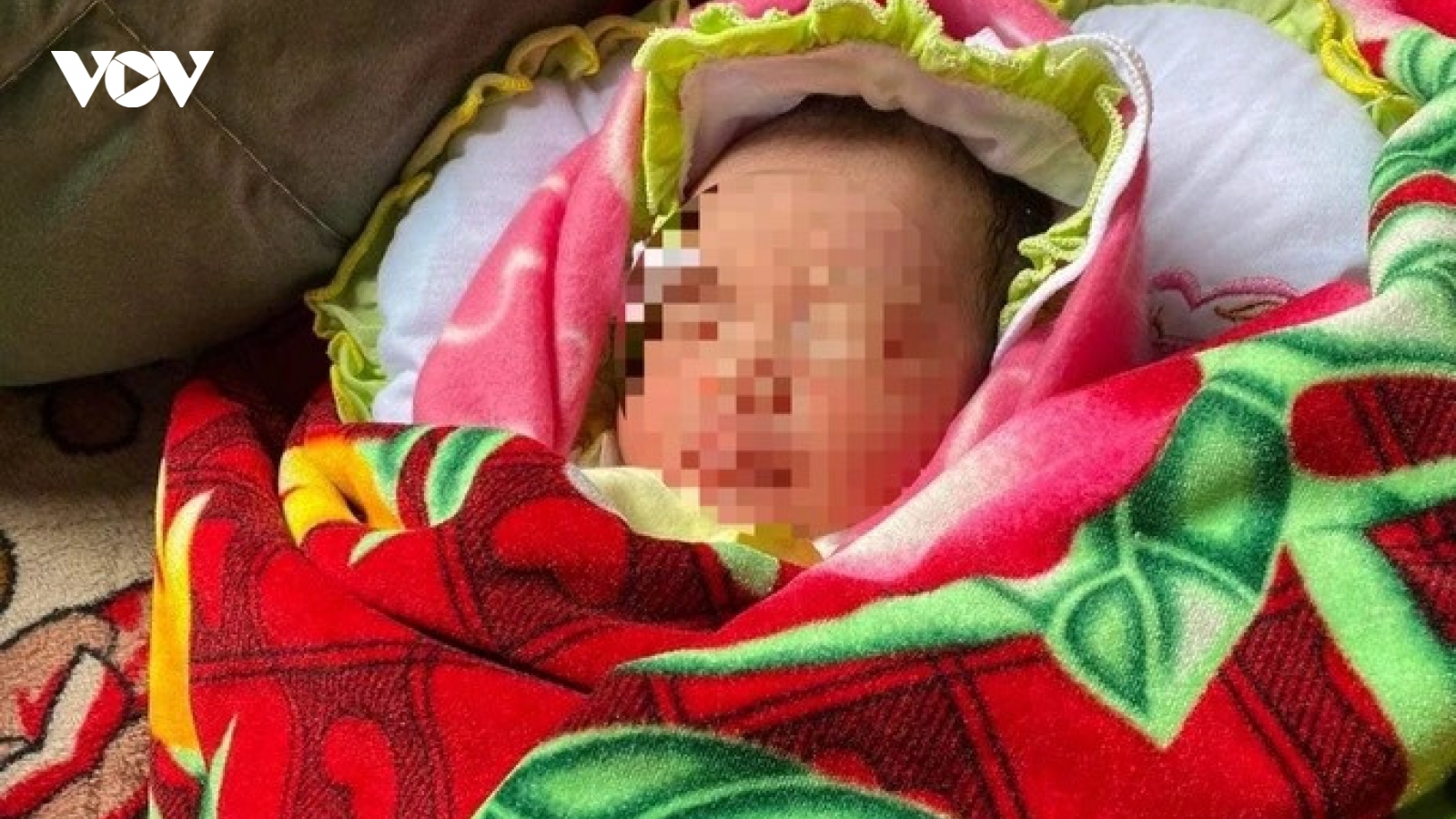 Bé gái bị bỏ rơi ở miệng cống là con của Chỉ huy trưởng quân sự xã