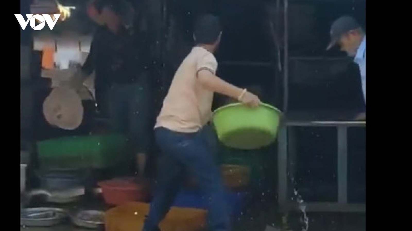Xác minh video nhóm người xô xát với tiểu thương trong chợ ở Bình Phước