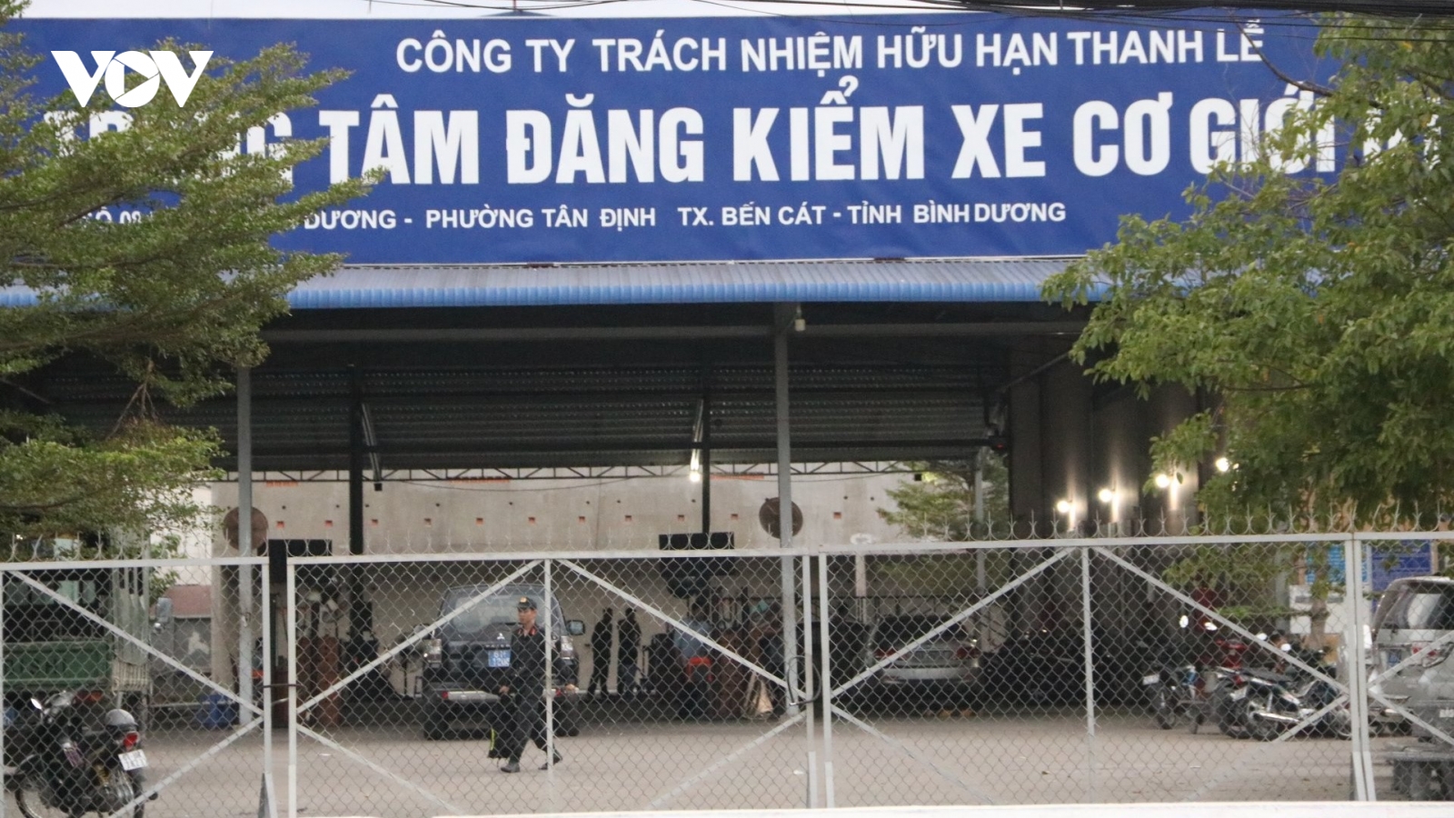Công an phong tỏa, khám xét một trung tâm đăng kiểm ở Bình Dương 