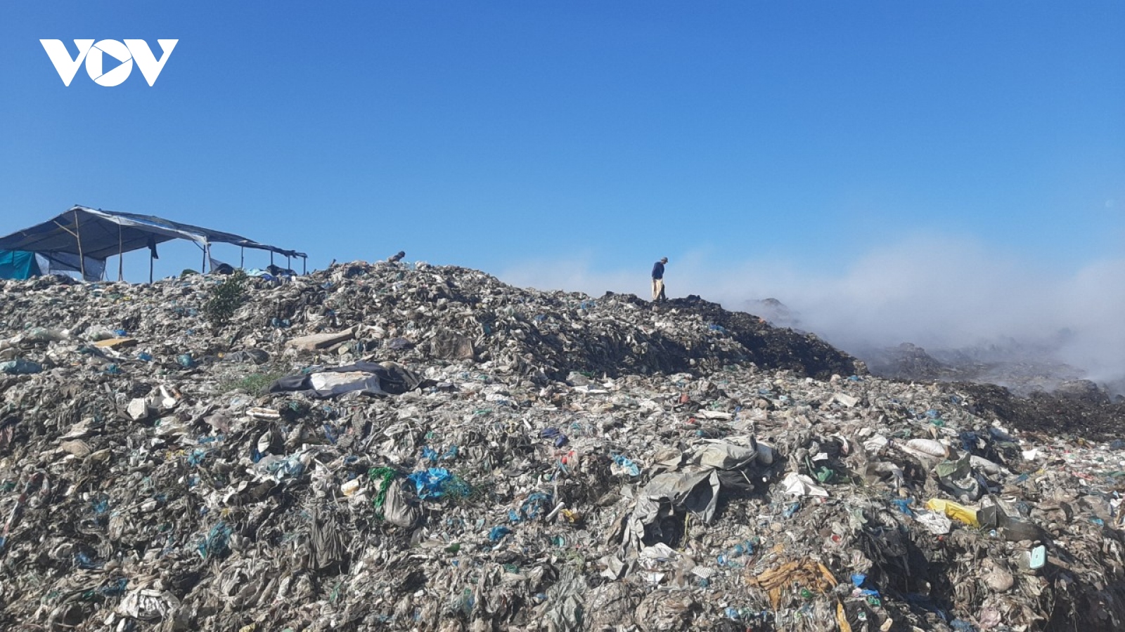 Những bãi rác càng phình to gây ô nhiễm nặng nề