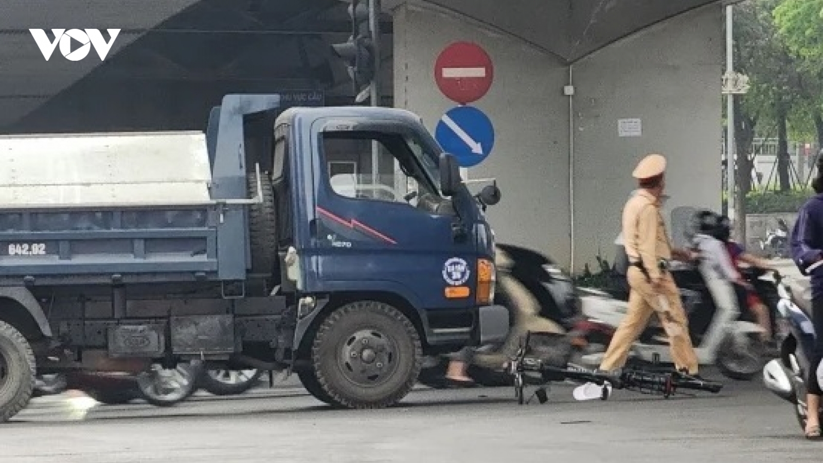 Cụ ông đi xe đạp tử vong sau khi va chạm với ô tô tải trên phố ở Hà Nội