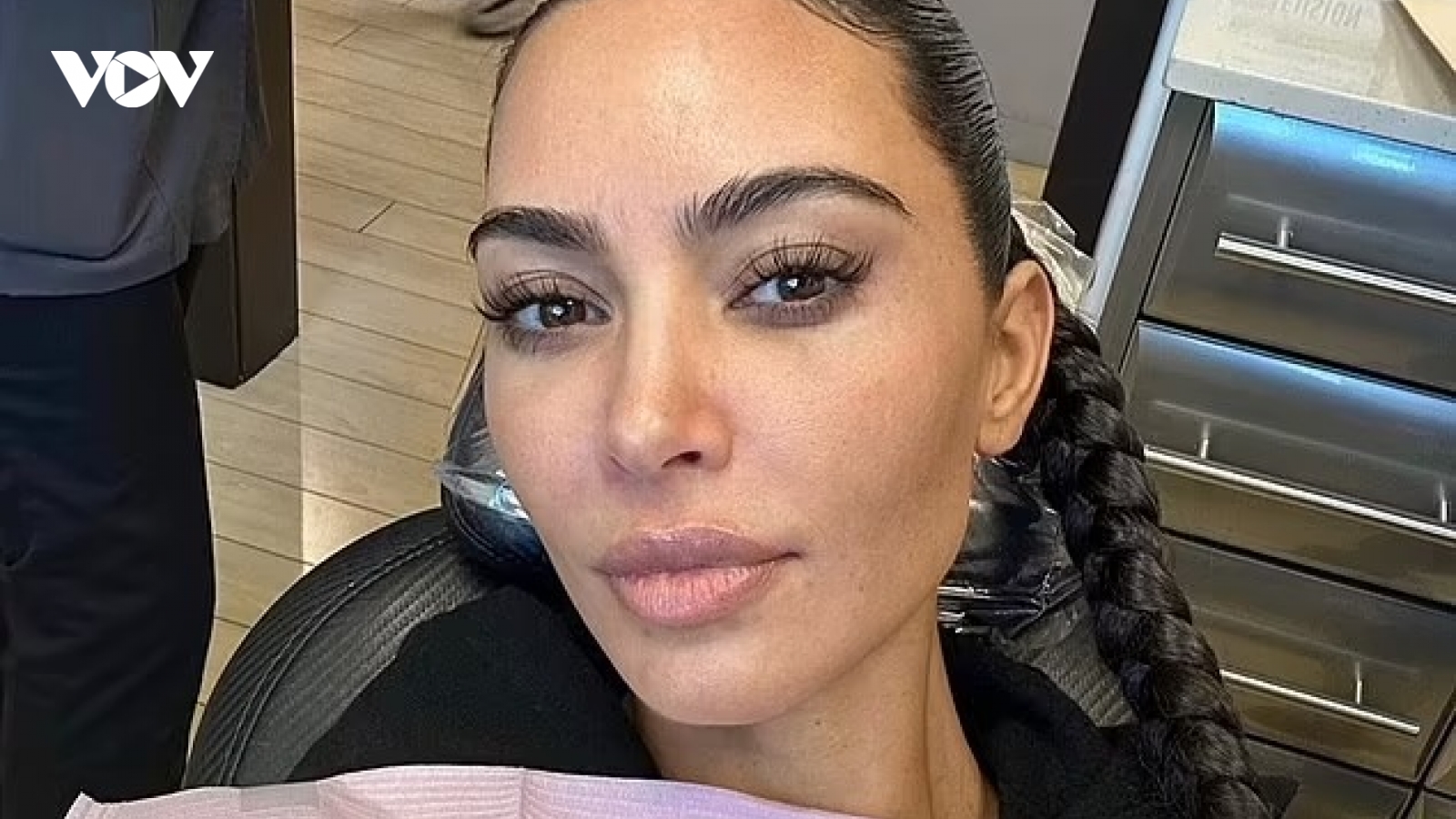 Kim Kardashian nhận cơn mưa lời khen khi chia sẻ ảnh mặt mộc