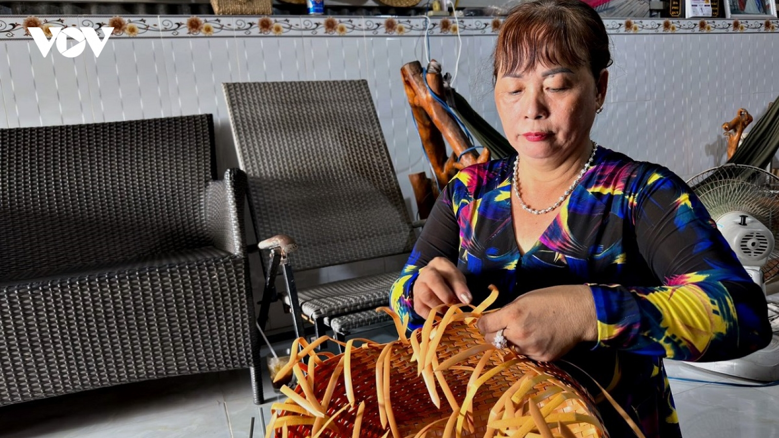 Từ người phụ hồ trở thành cô giáo dạy nghề đan giỏ