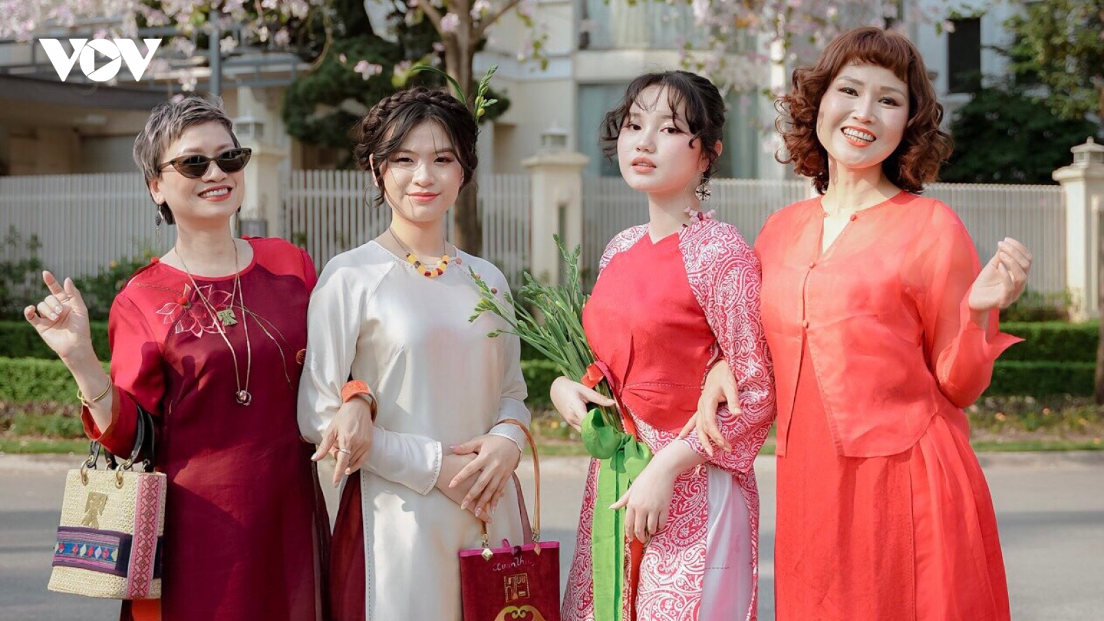 NTK Xuân Thu kể chuyện 3 thế hệ trong bộ sưu tập “Đôi tay mẹ” vào ngày 8/3
