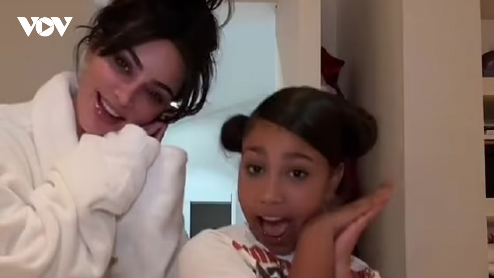 Kim Kardashian mặc áo choàng kín đáo cùng con gái quay video Tiktok