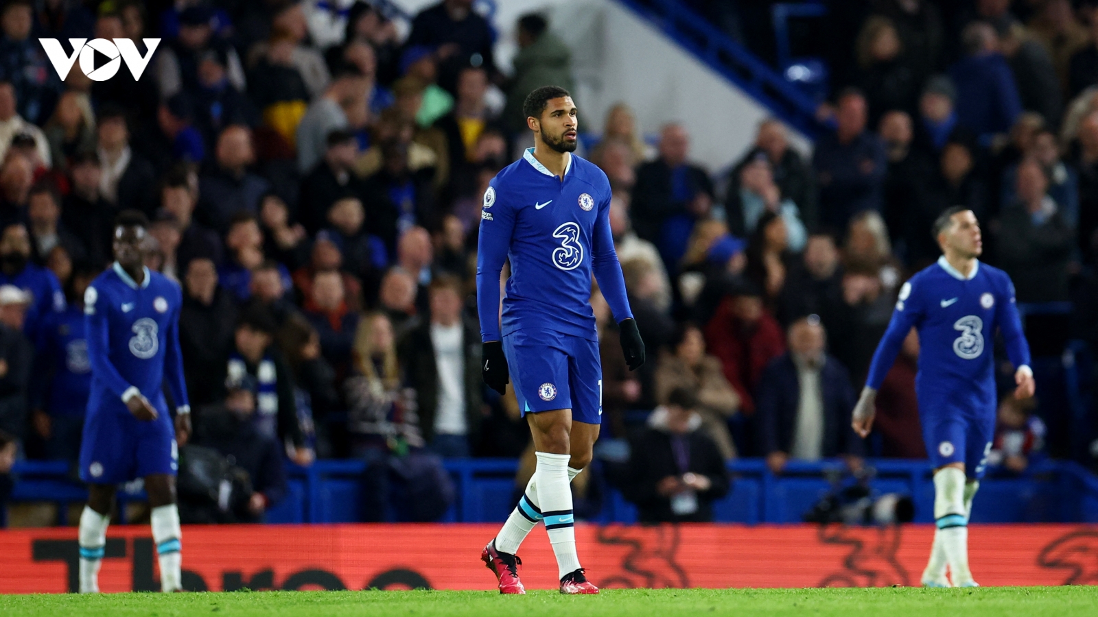 Chelsea đánh rơi điểm số trước đội bóng đua trụ hạng