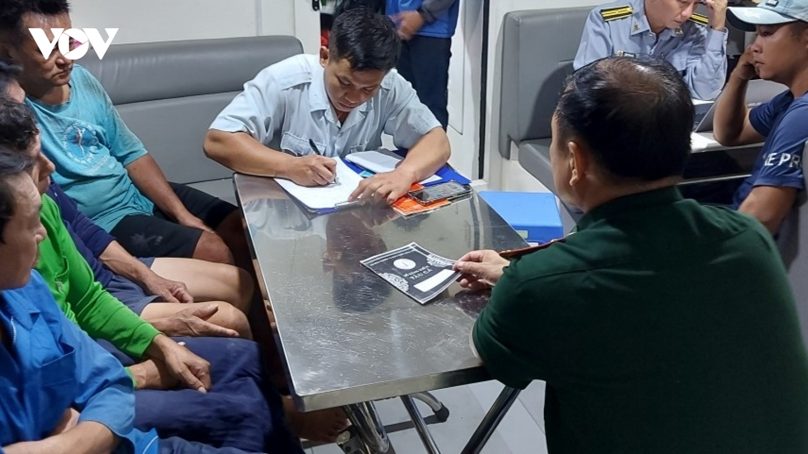 Bắt quả tang 4 tàu cá vượt trạm đánh bắt thuỷ sản bất hợp pháp