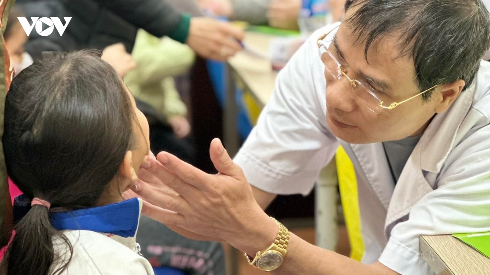Bố mẹ vượt ngàn cây số tìm lại nụ cười cho con bị dị tật khe hở môi - vòm miệng
