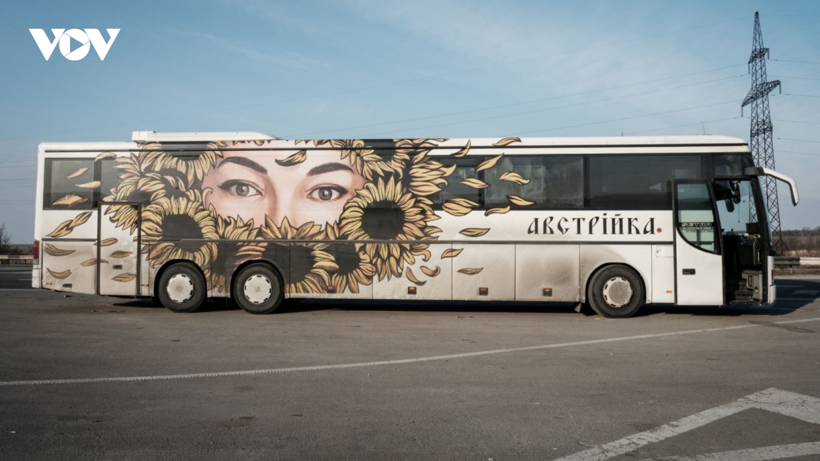 Ukraine biến xe bus thành bệnh viện dã chiến, sơ tán binh sỹ bị thương