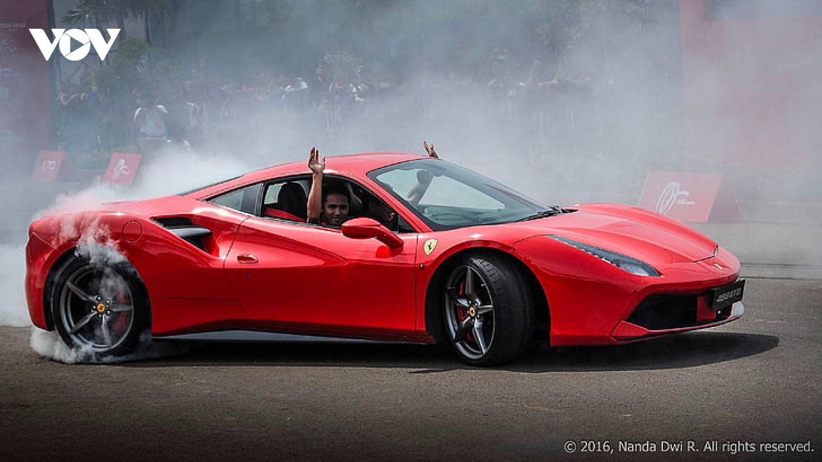 Video Ferrari 488 đốt lốp giữa đường phố