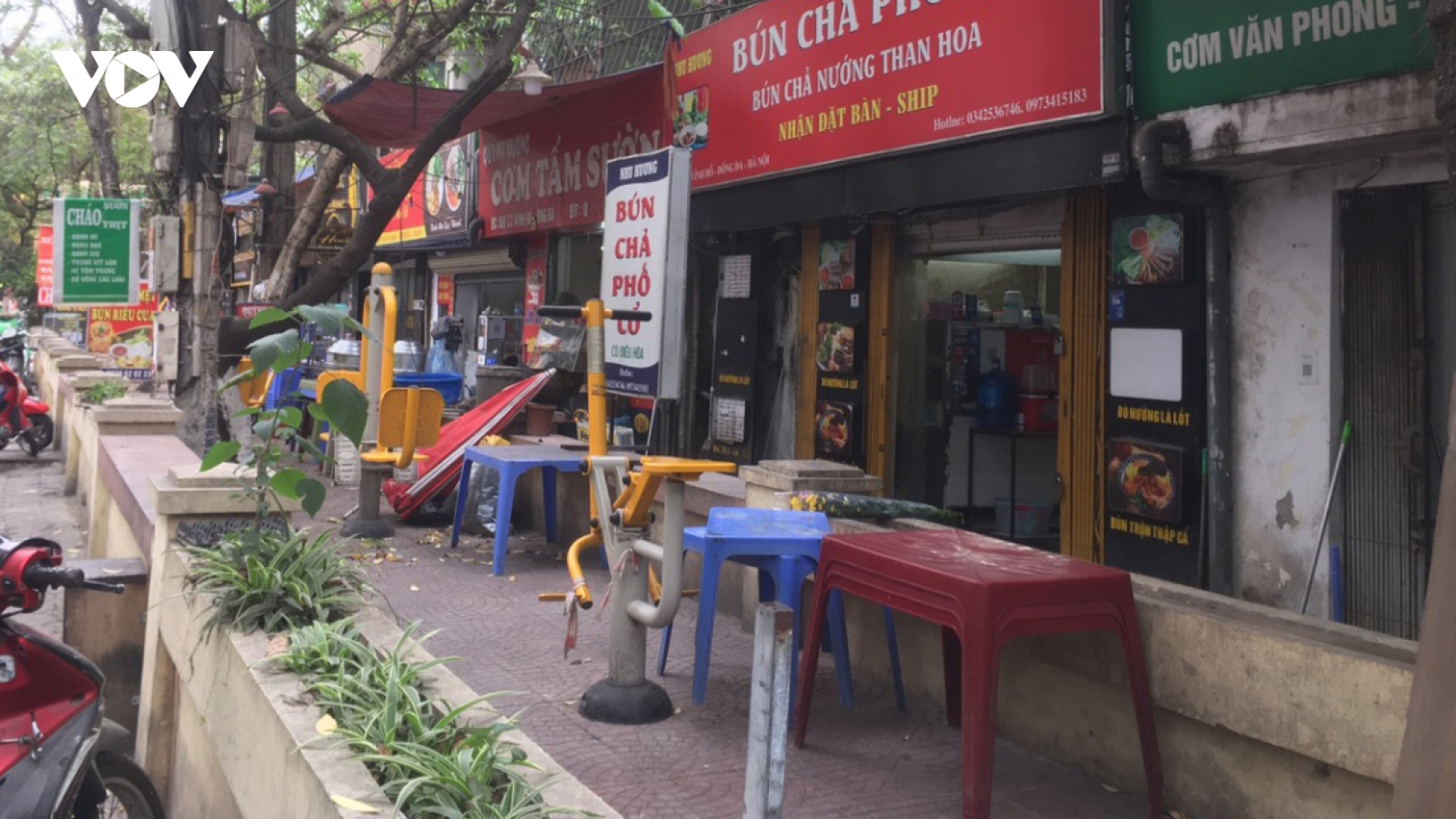 Sân chơi khu tập thể bị biến thành “chợ cóc” giữa thủ đô