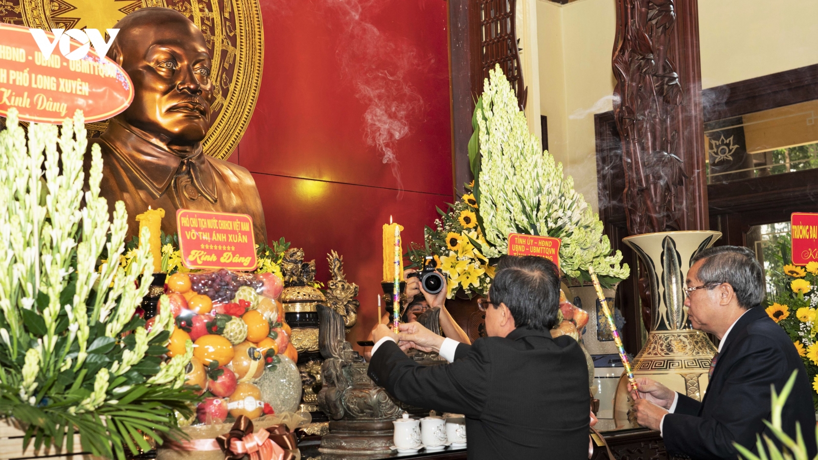 Dâng hương tưởng niệm 43 năm ngày mất của Chủ tịch Tôn Đức Thắng