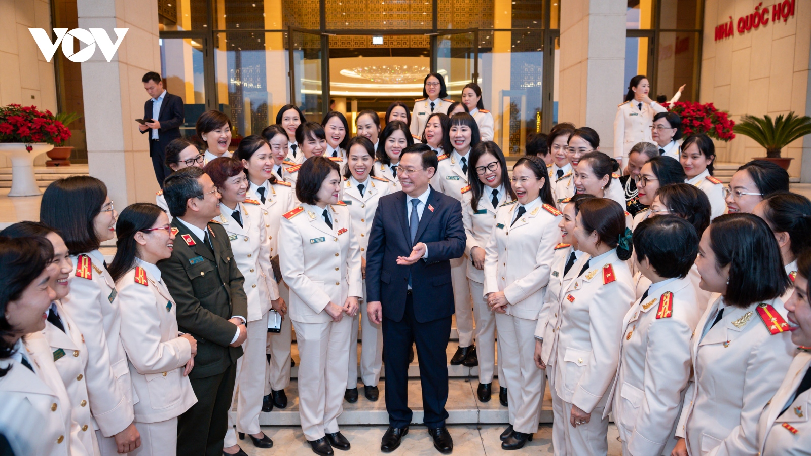Chủ tịch Quốc hội Vương Đình Huệ gặp mặt Đoàn đại biểu phụ nữ công an nhân dân