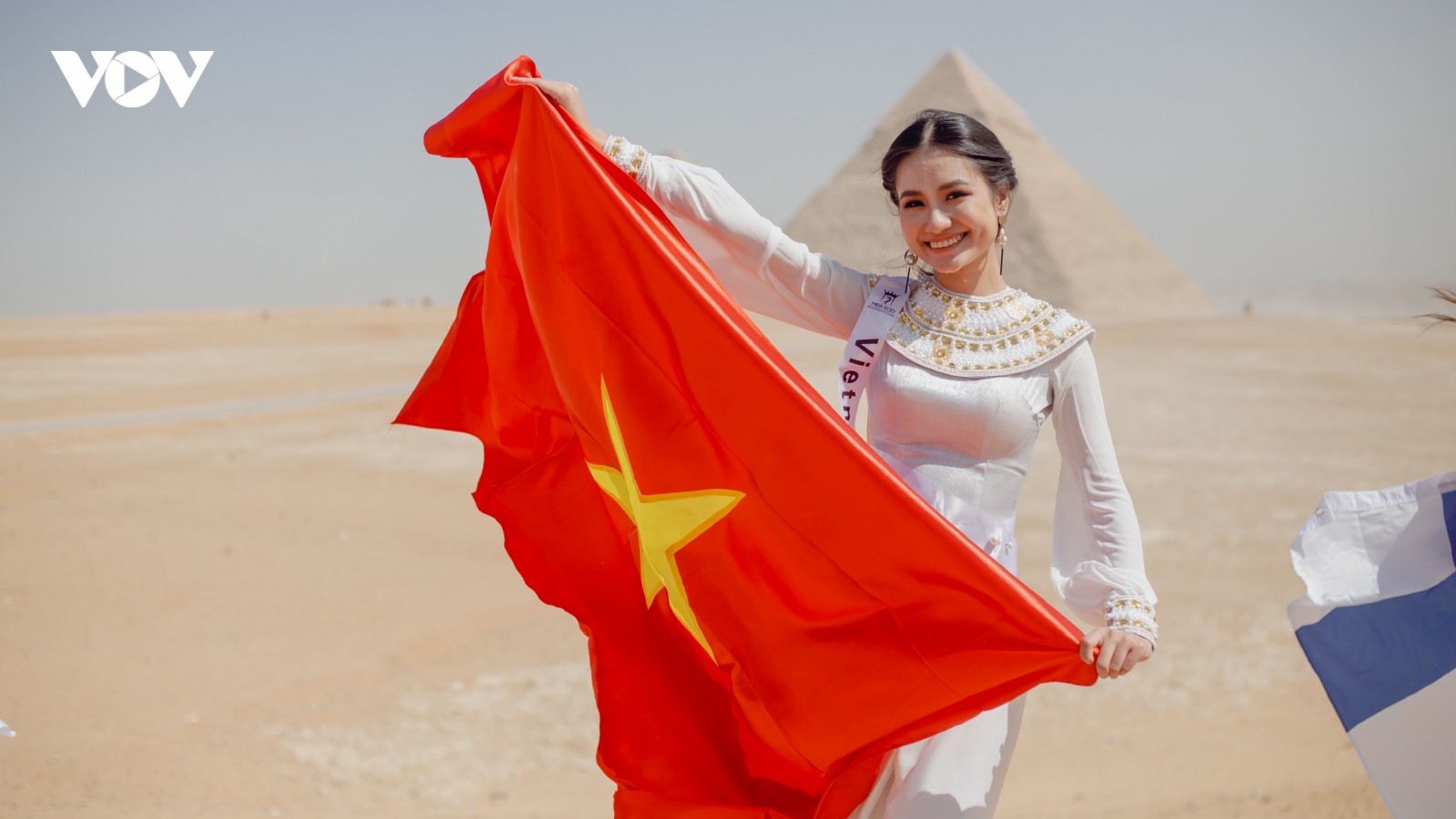 Tân Hoa hậu Môi trường Thế giới Nguyễn Thanh Hà rạng rỡ về nước sau đăng quang