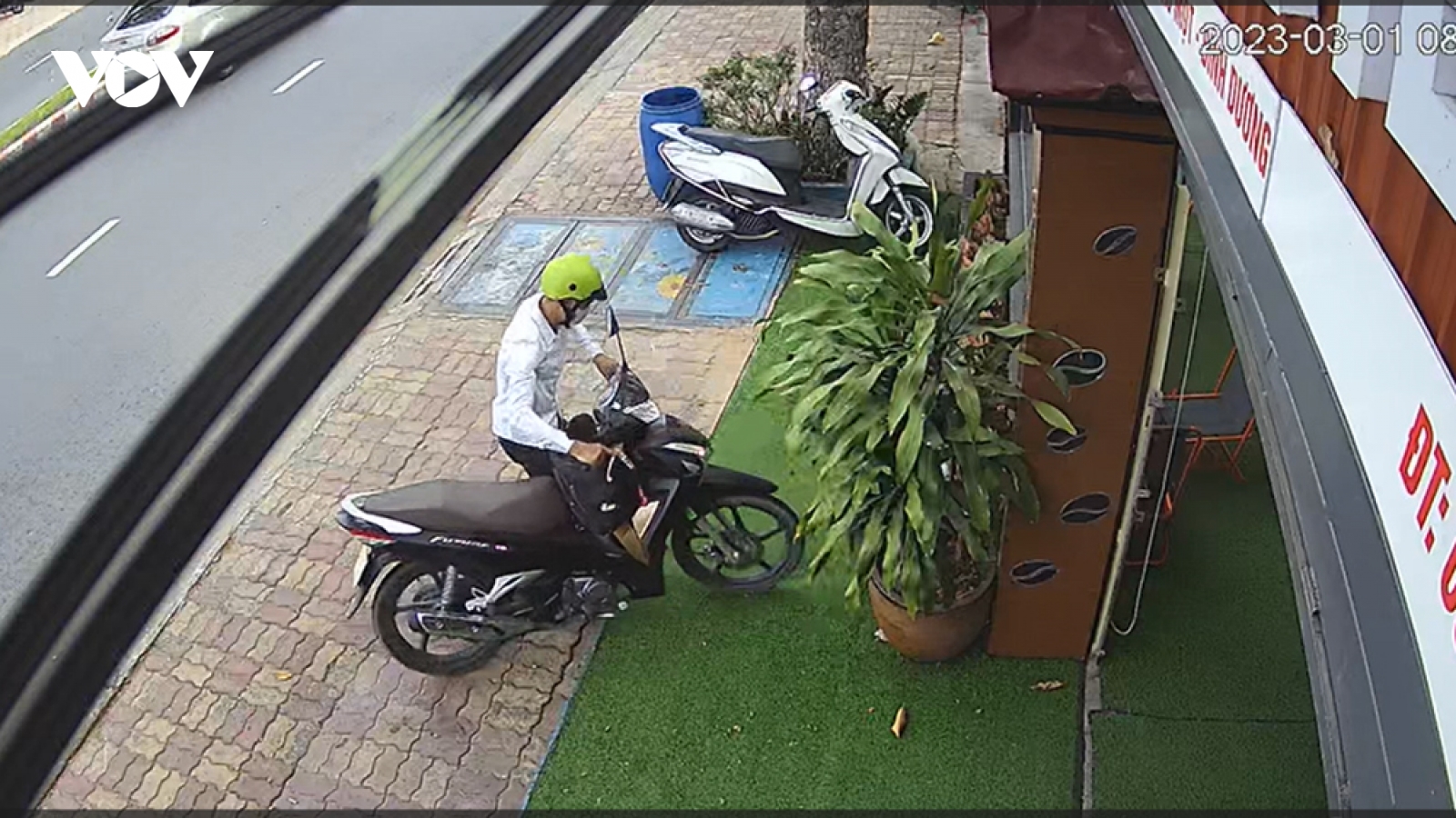 Hai thanh niên bẻ khóa, trộm xe máy trong vài giây tại Bình Dương