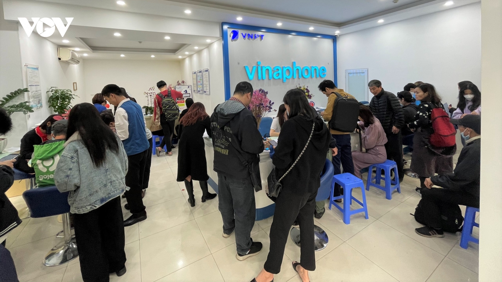 Lo bị khoá SIM, người dân lũ lượt đi chuẩn hoá thuê bao