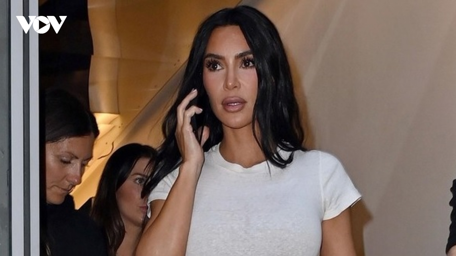 Kim Kardashian lên đồ cá tính đi mua sắm ở Anh