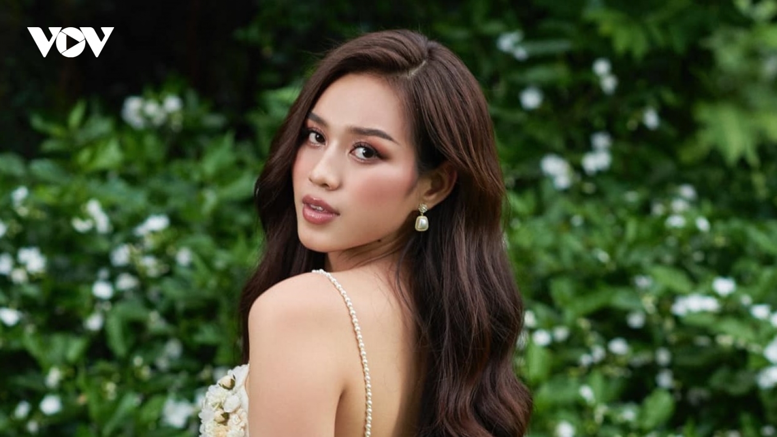 Hoa hậu Đỗ Thị Hà ngọt ngào, quyến rũ với sắc trắng tinh khôi