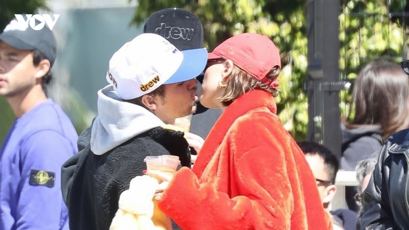 Vợ chồng Justin Bieber - Hailey Baldwin hôn nhau lãng mạn trên phố