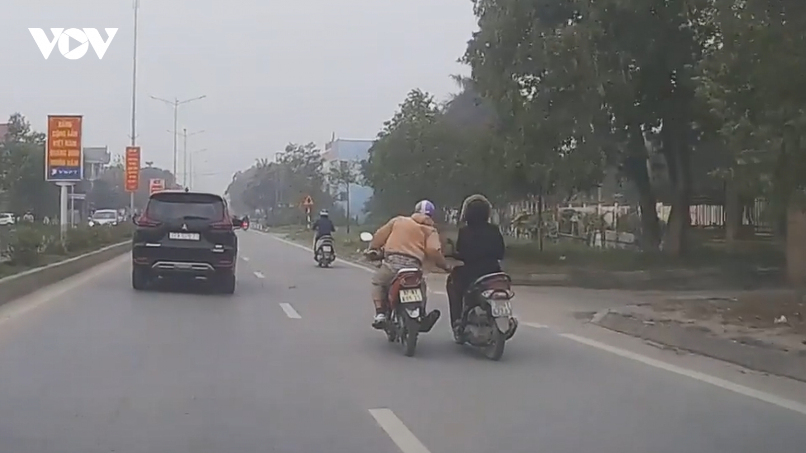 Clip ghi lại cảnh cô gái đi xe Vision bị cướp điện thoại IPhone XS max trên quốc lộ