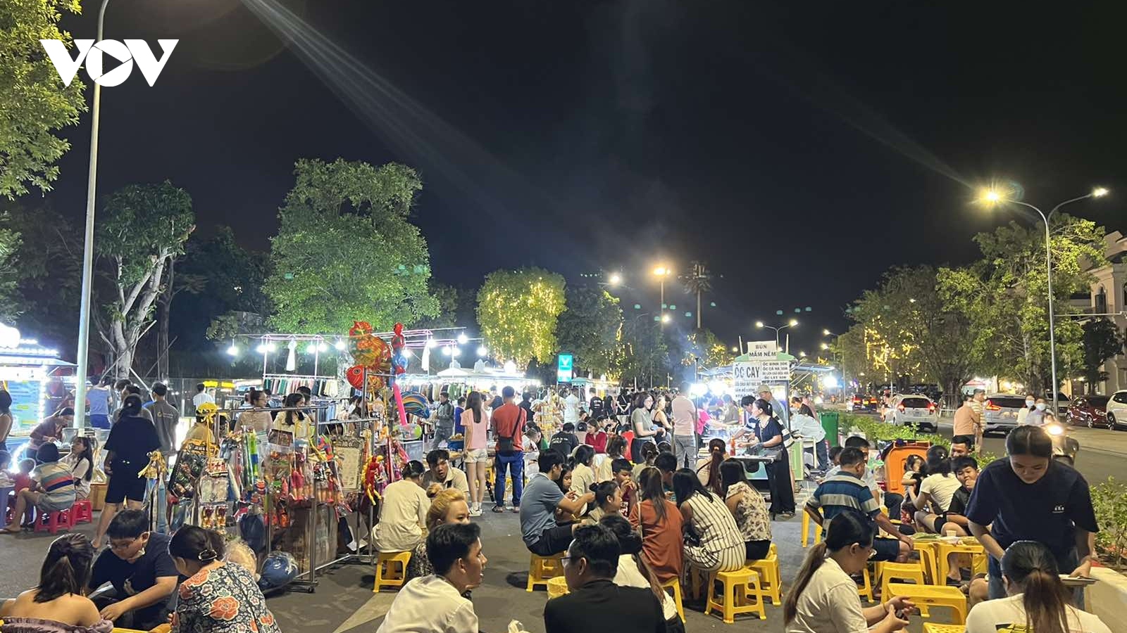 “Đổi gió” 8/3, ghé ngay phố đêm ẩm thực Grand Park