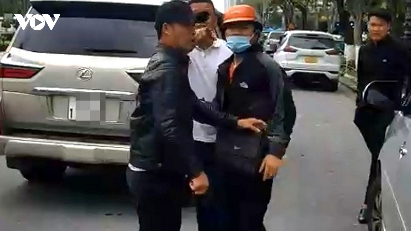 Cần làm rõ nhóm người đi xe ô tô khống chế thanh niên đi xe máy ở Đà Nẵng