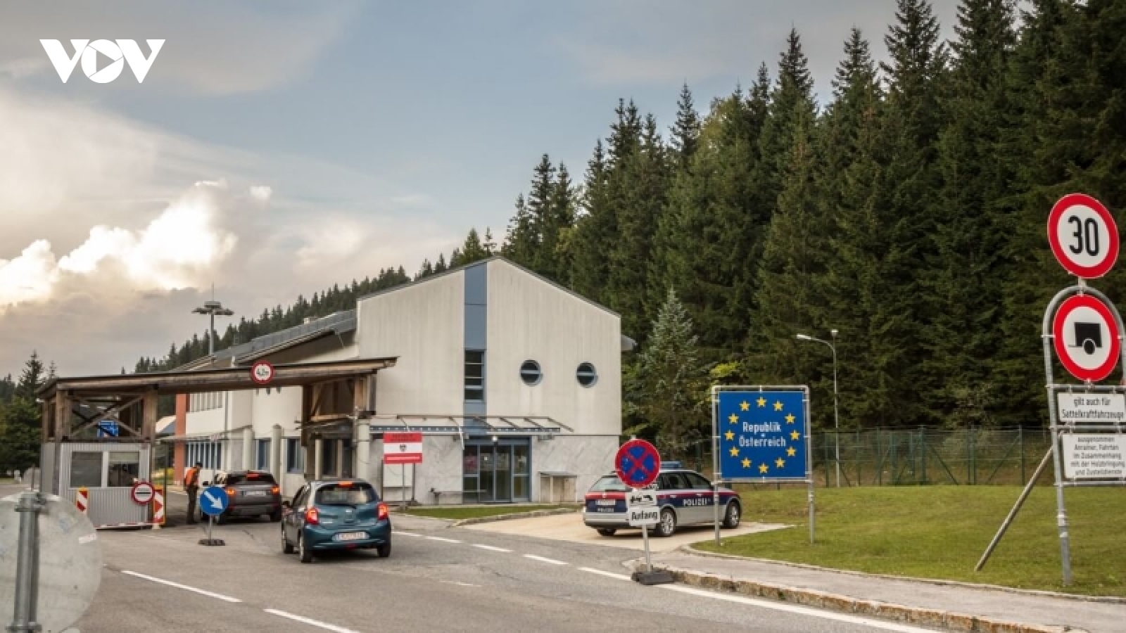 Áo và Slovenia tăng cường tuần tra biên giới chung để ngăn chặn dòng người di cư