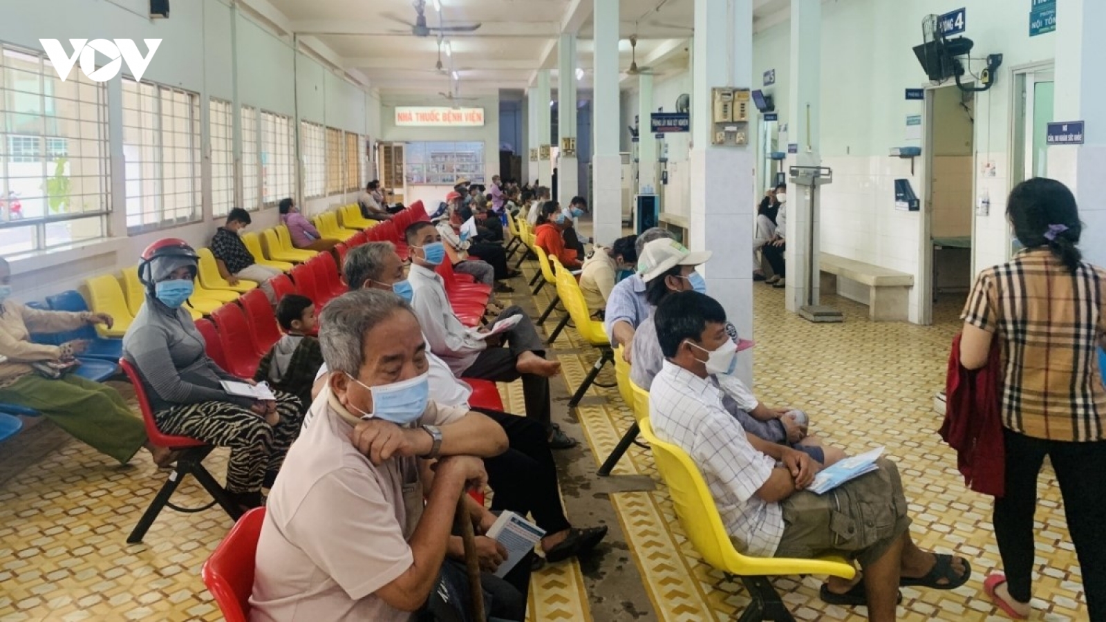 Bộ Y tế cần làm gì để giải bài toán thiếu thuốc, vật tư?