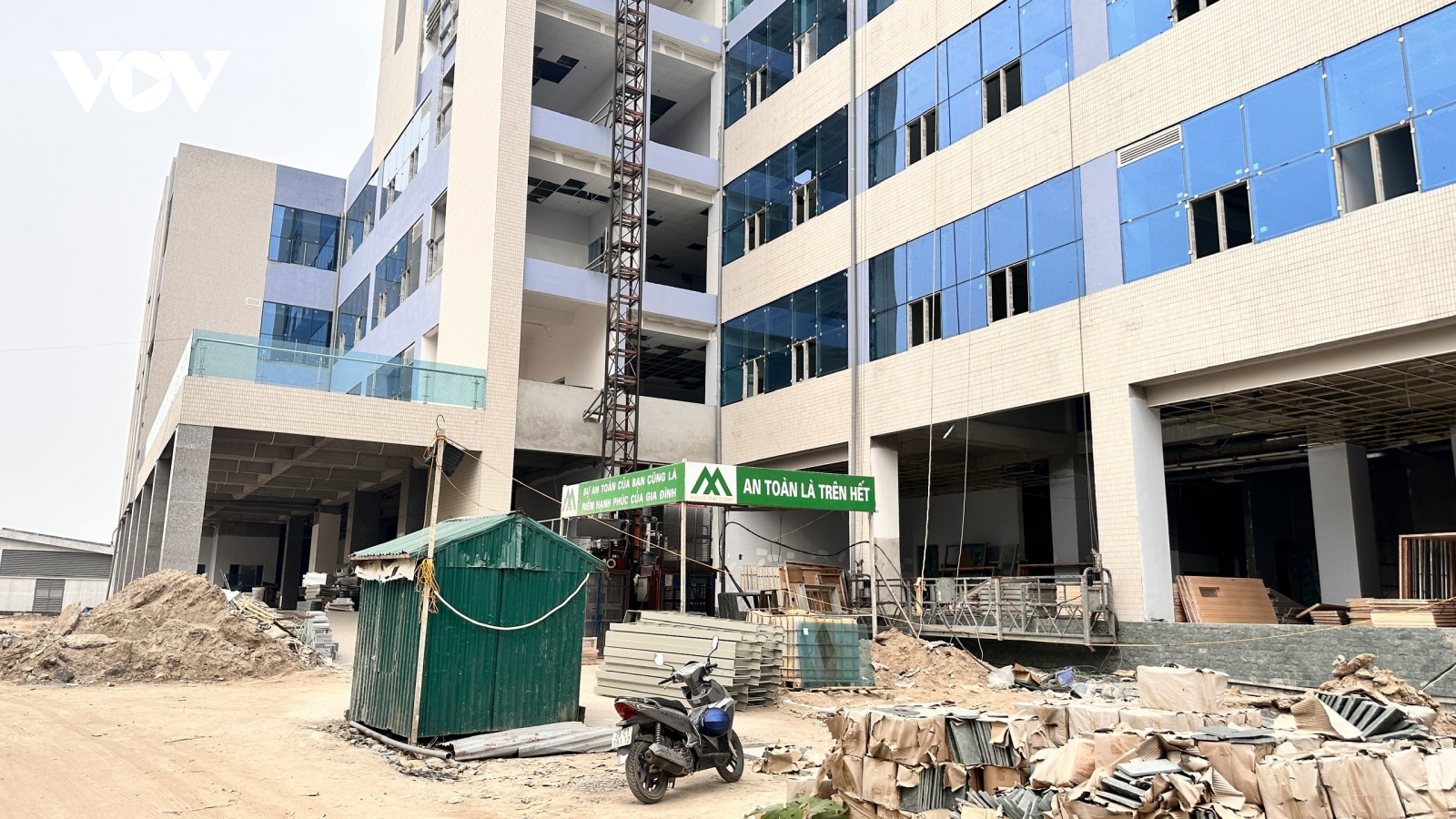 Nhiều bệnh viện ở Hà Nội xây xong đứng trước nguy cơ thiếu thiết bị y tế