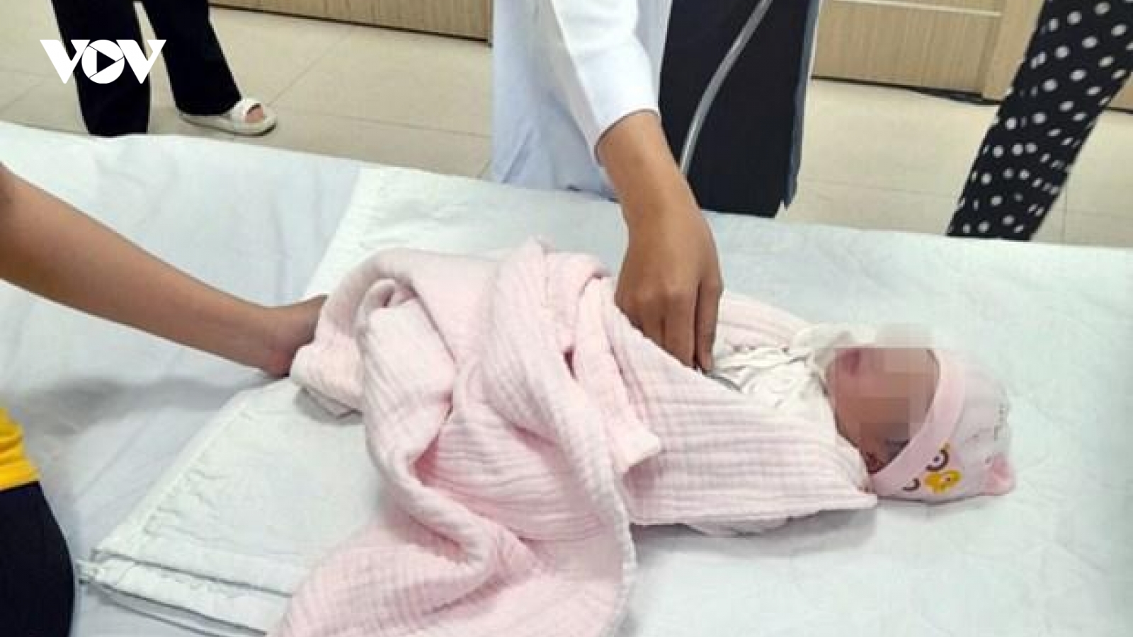 Cứu bé sơ sinh còn nguyên dây rốn bị bỏ cạnh bãi rác