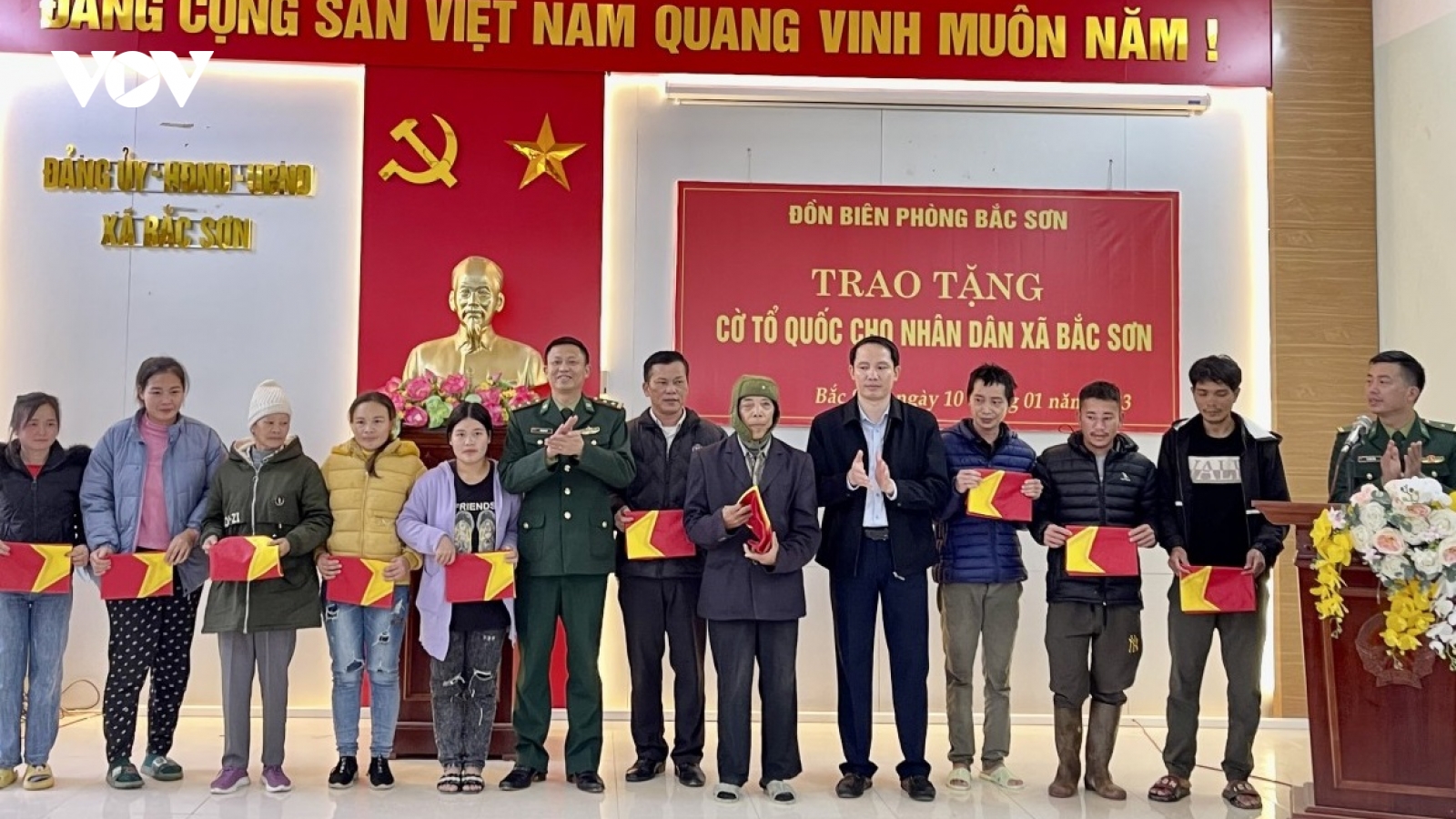 Bộ đội Biên phòng Quảng Ninh tặng 30.000 cờ Tổ quốc và ảnh Bác Hồ