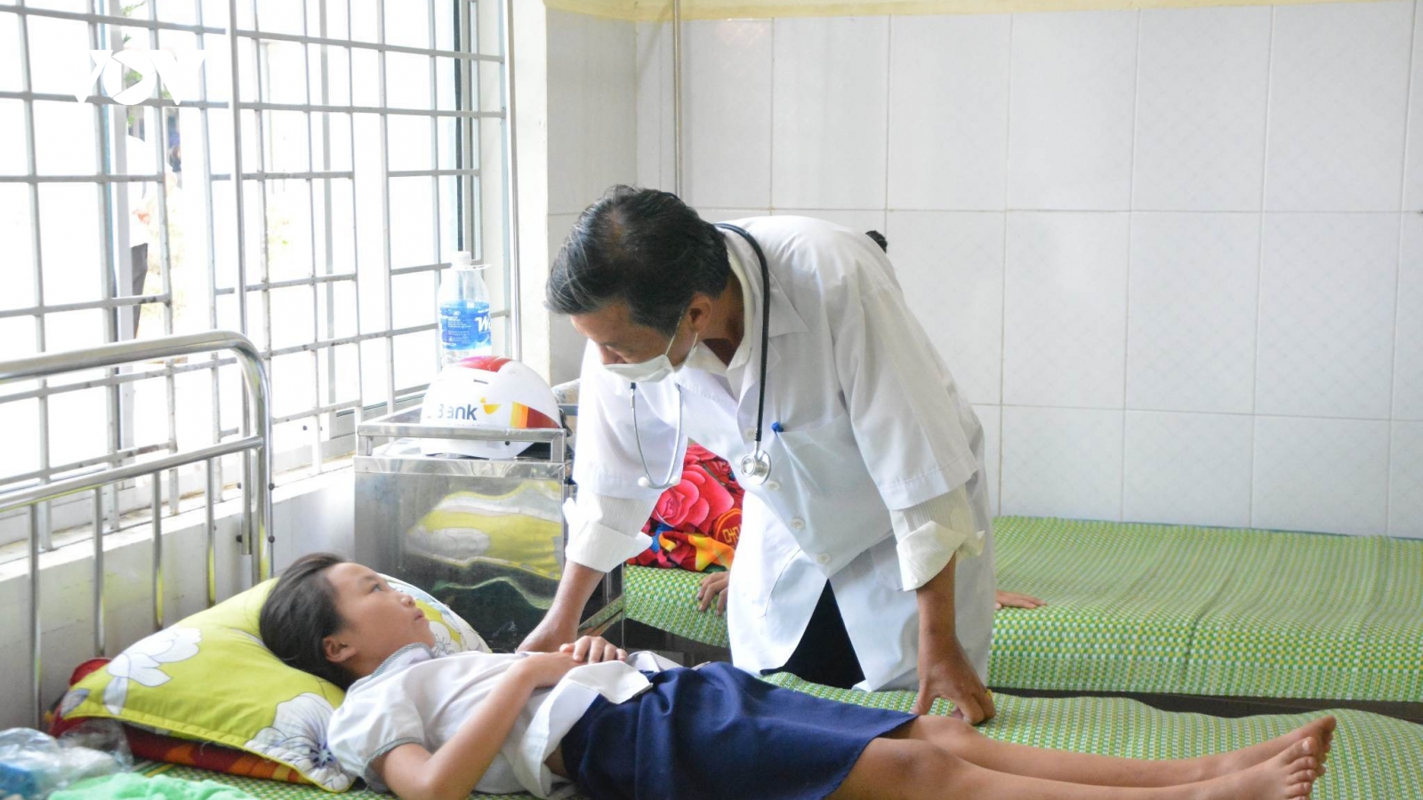 Tạm giữ 2 người liên quan đến vụ học sinh tiểu học bị ngộ độc sau khi nhận bóng bay