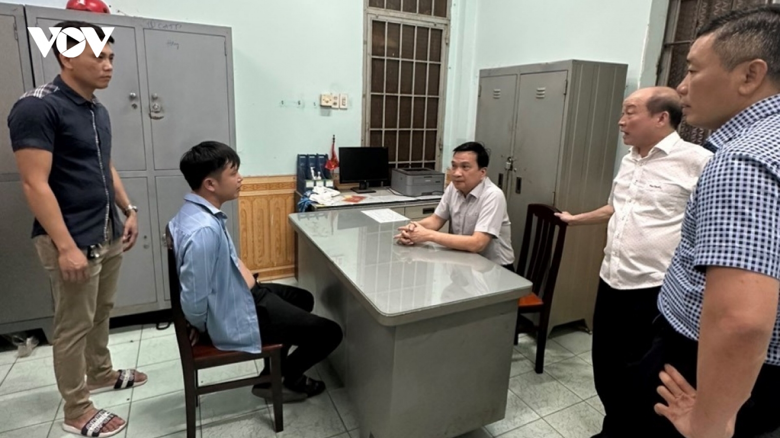 Làm rõ nguyên nhân vụ khống chế cháu bé 4 tuổi dọa đốt xăng