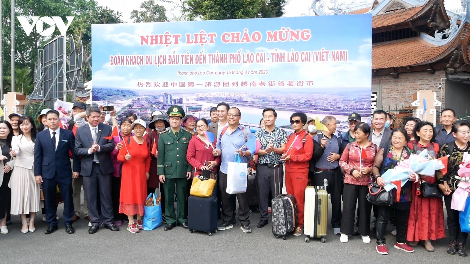 80 khách Trung Quốc đầu tiên nhập cảnh vào Lào Cai tham gia "tour du lịch vàng"