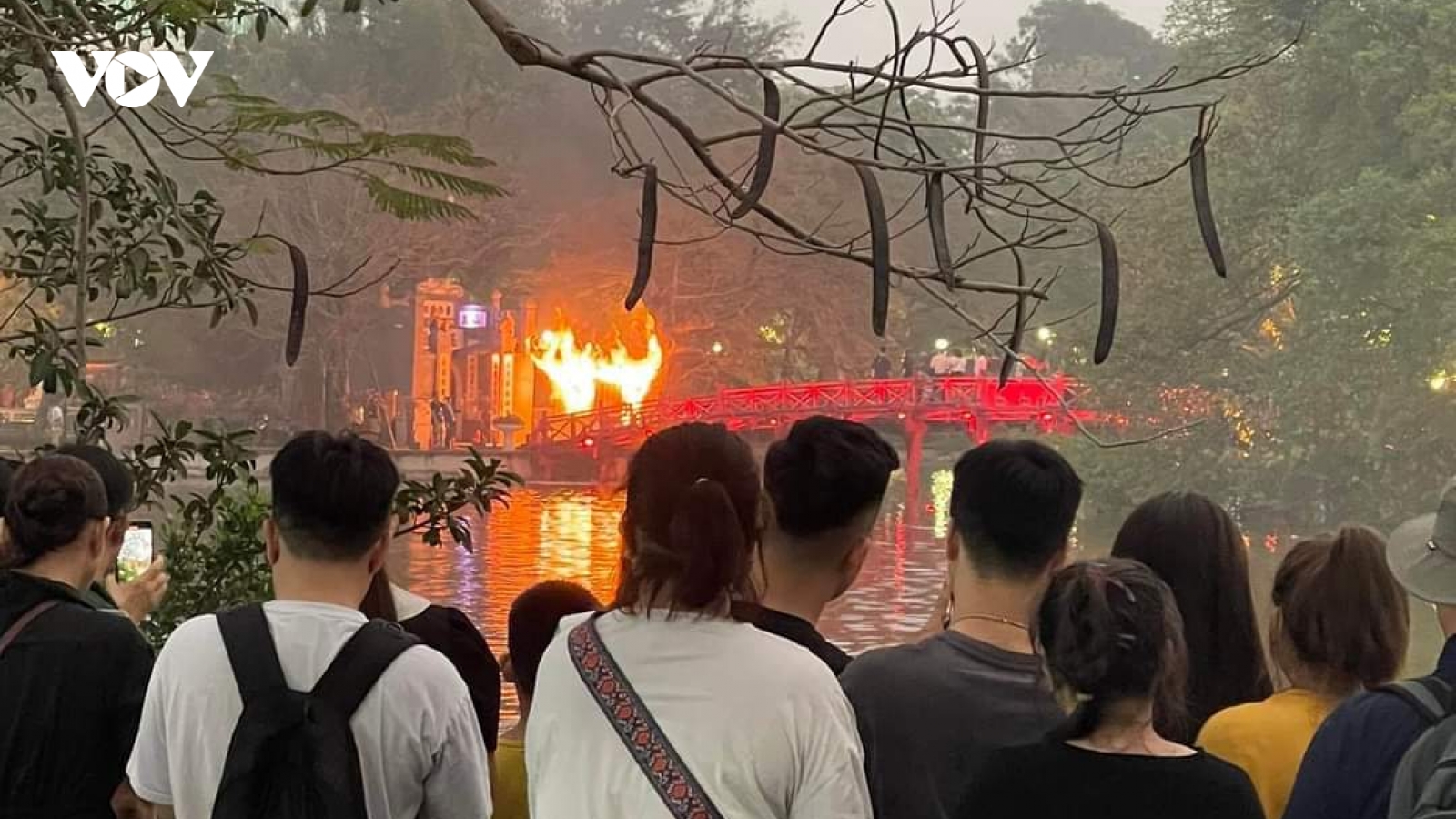 Cháy lớn tại quầy thu vé vào đền Ngọc Sơn ở Hà Nội