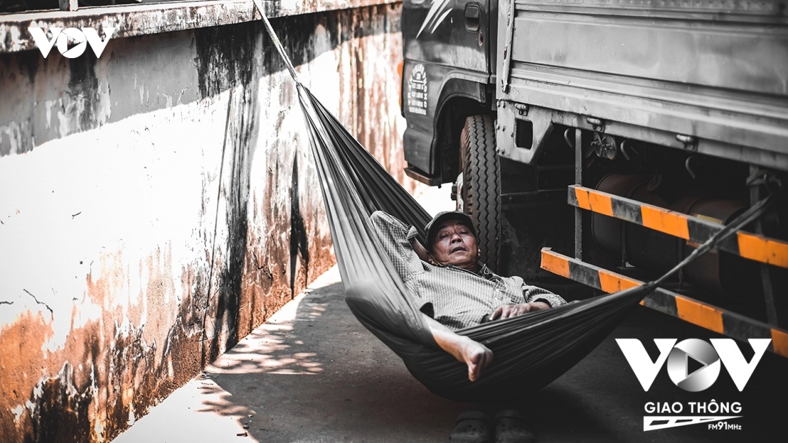 Tài xế mắc võng ngủ 2 đêm mệt mỏi chờ đăng kiểm