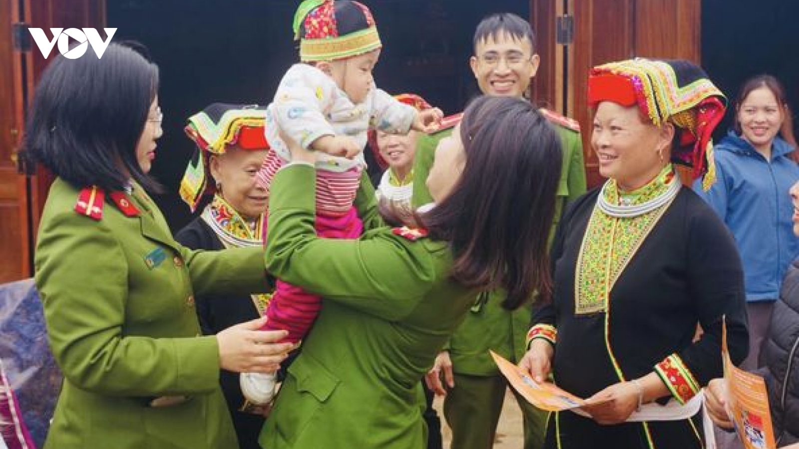 Phụ nữ công an Lạng Sơn: Gần gũi, thân thiện với dân