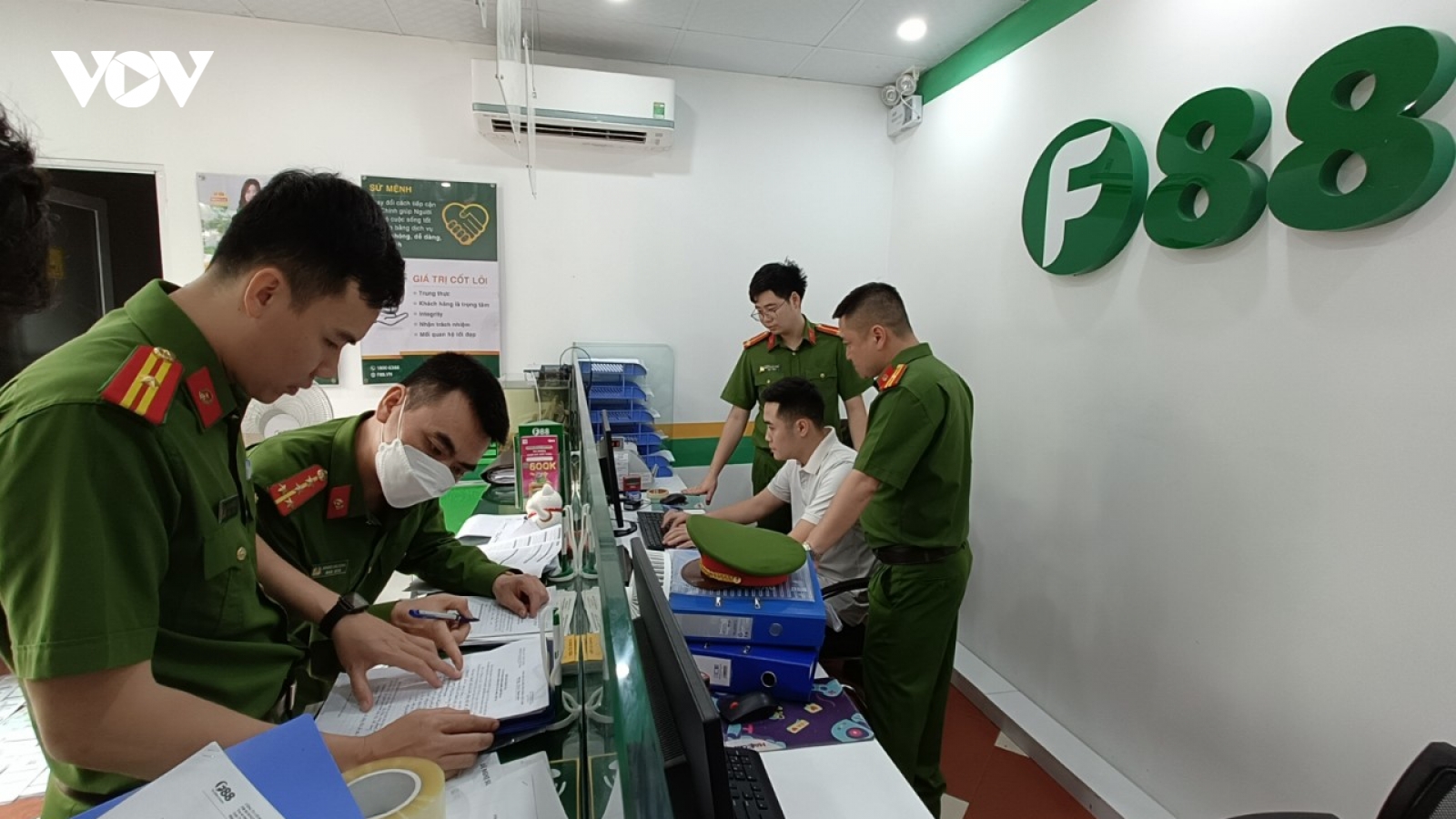 Công an kiểm tra hàng loạt điểm kinh doanh của F88 tại Bắc Giang