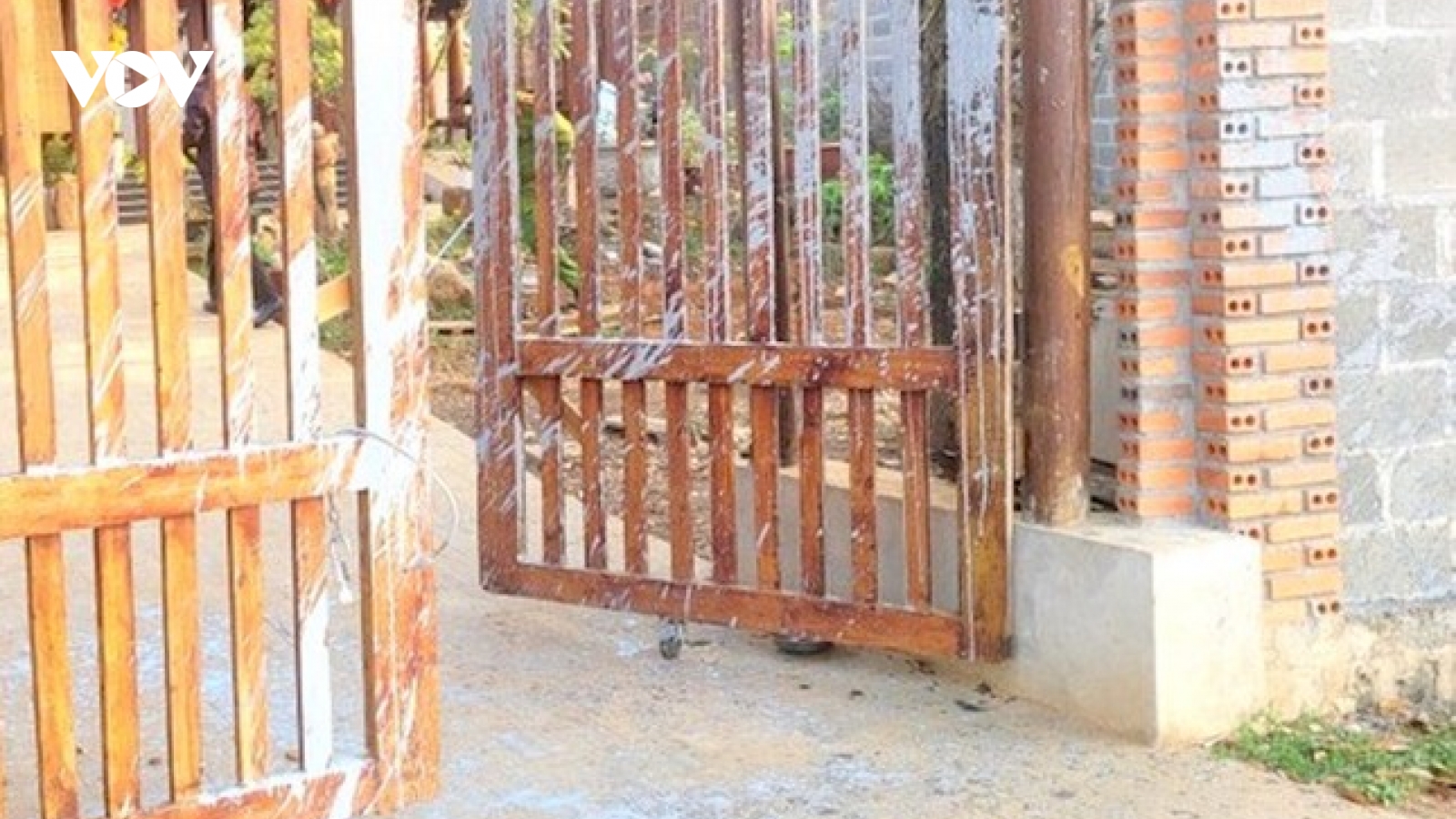 Một phóng viên bị tạt chất bẩn, ném đầu chó vào nhà