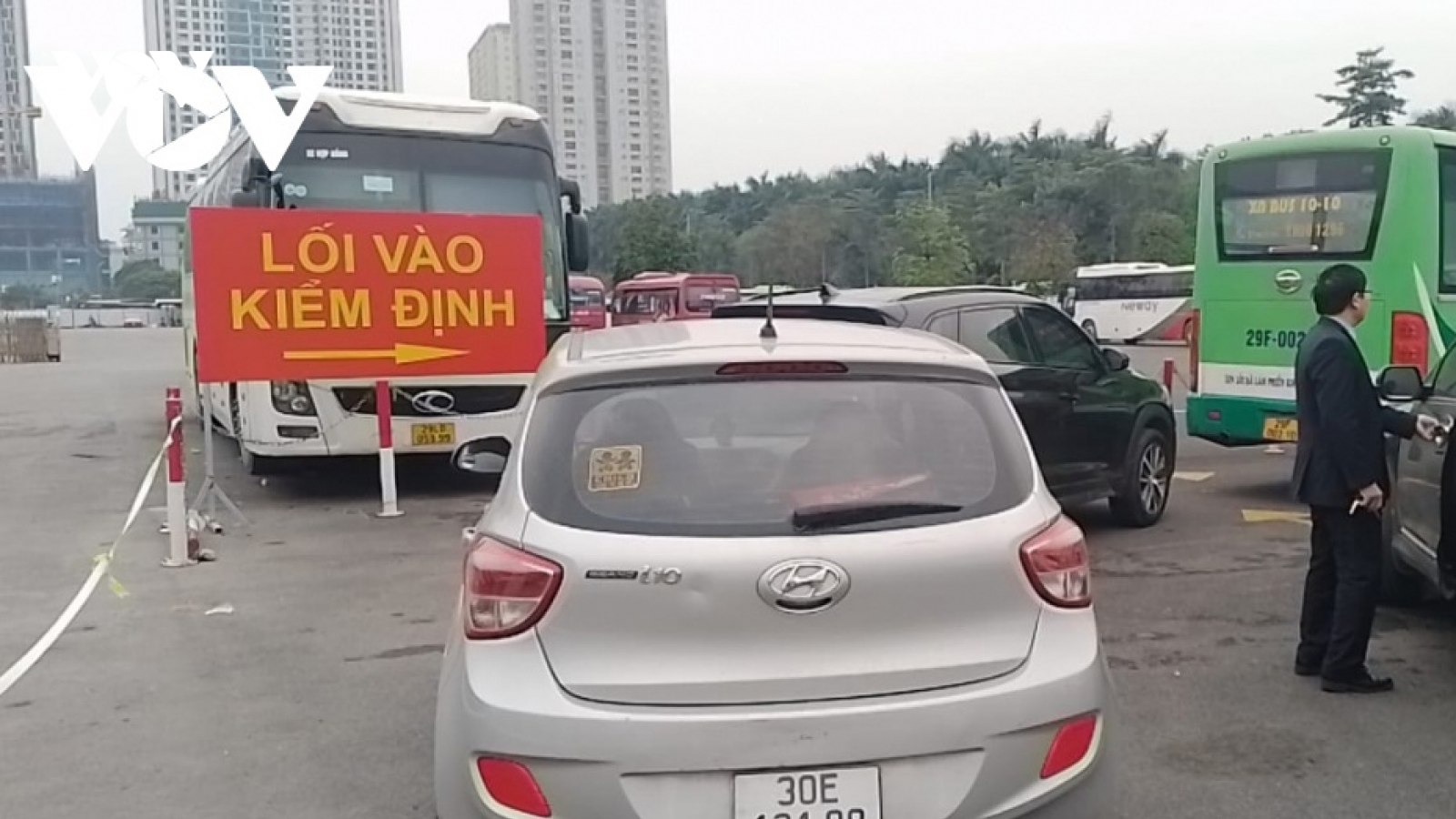 50 cảnh sát giao thông làm nhiệm vụ đăng kiểm hỗ trợ các trung tâm đăng kiểm quá tải