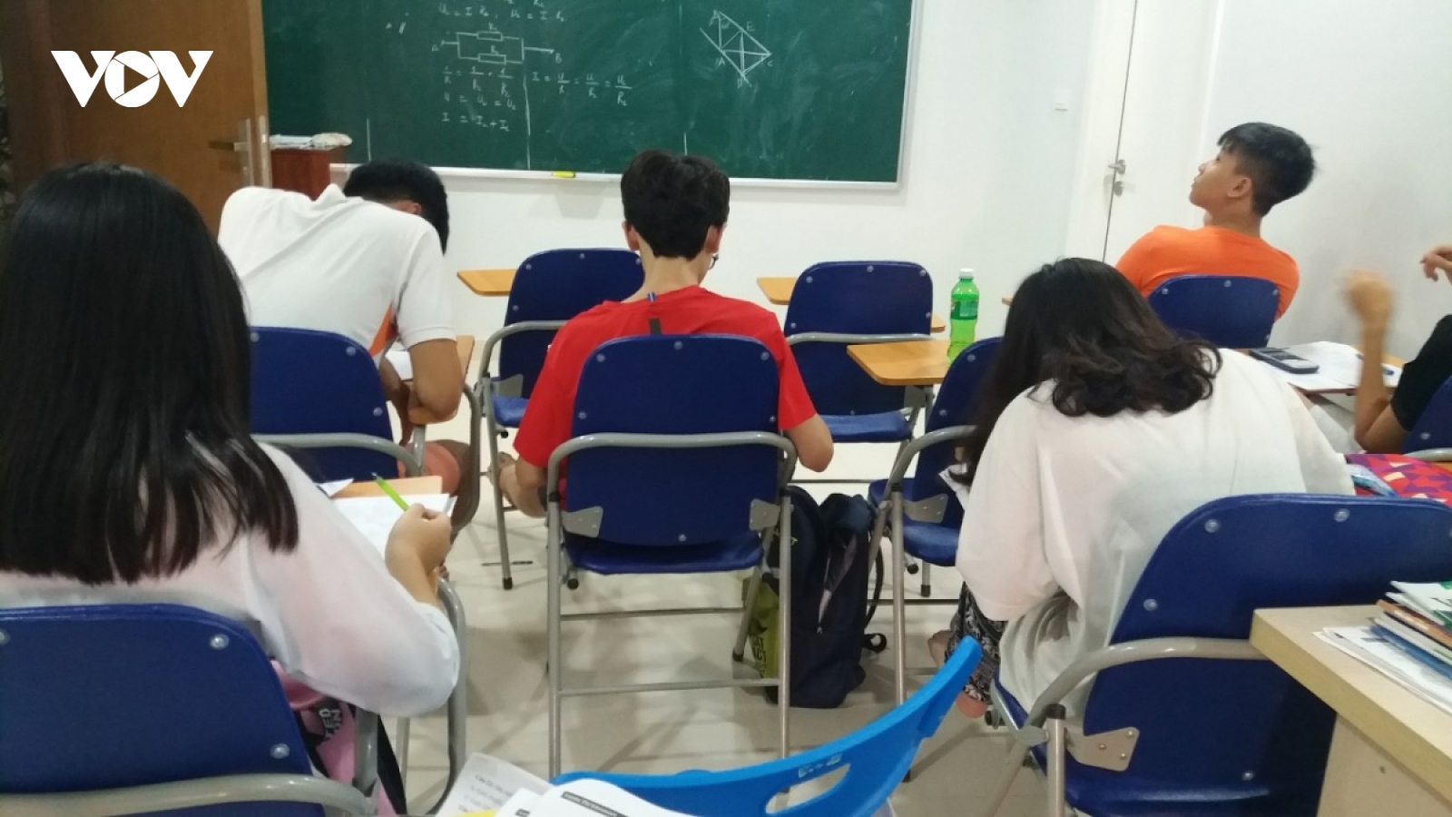 Dạy thêm, học thêm: Có quy định sao vẫn khó kiểm soát?