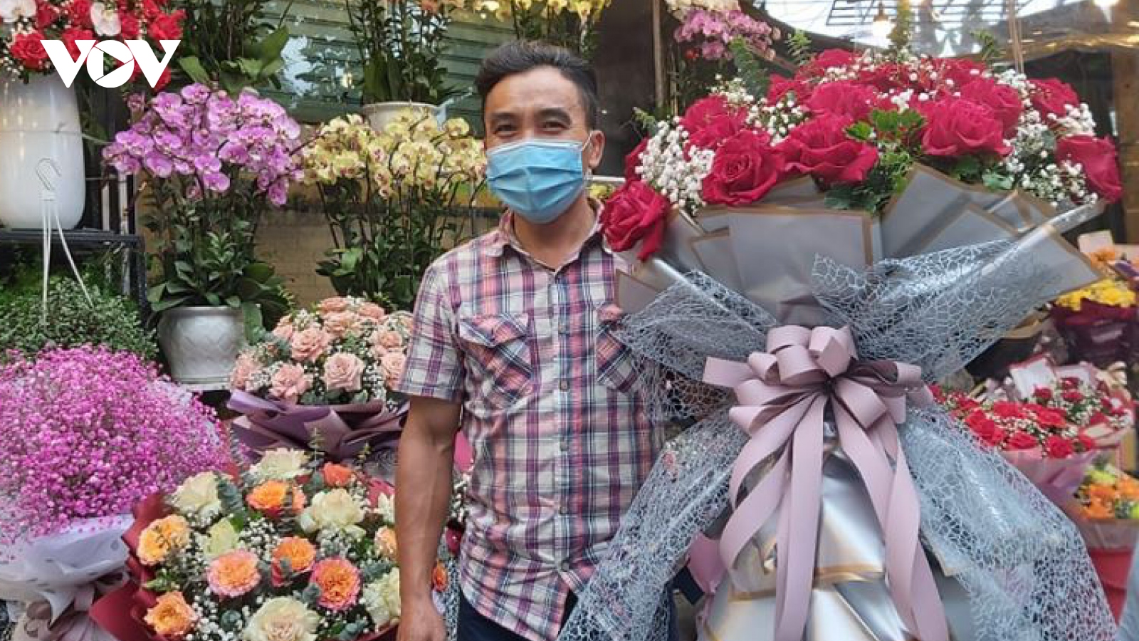 Ngày 8/3 giá hoa tươi tăng 2-3 lần