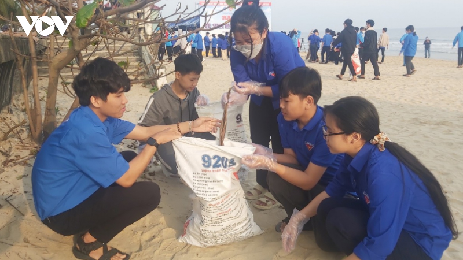 Hơn 500 đoàn viên thanh niên tham gia làm sạch bãi biển ở Đà Nẵng