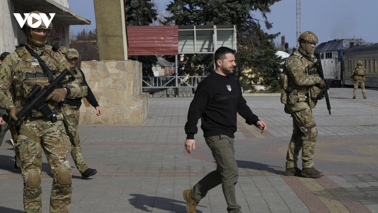 Tổng thống Ukraine Zelensky thị sát các thành phố gần biên giới với Nga
